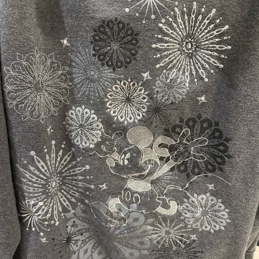 Women’s 3x Hoodie with Embroidered Disney Design - Picture 6 of 9